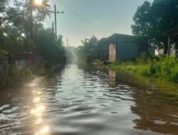 Ratusan Warga Terdampak, BPBD Terjunkan Perahu Evakuasi Korban Banjir di Mojokerto
