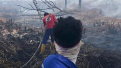 Tim pemadam kebakaran Parit Haji Muksin memadamkan api yang membakar hutan dan lahan di Desa Punggur Kecik Kabupaten Kubu Raya. (Dok: HO/Faktakalbar.id)