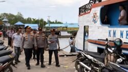 Kapolres Kayong Utara, AKBP Adi Prabowo, bersama tim gabungan lintas instansi saat melakukan inspeksi keselamatan pelayaran di atas Kapal Arif Azam Jaya.