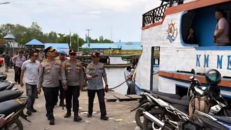 Kapolres Kayong Utara, AKBP Adi Prabowo, bersama tim gabungan lintas instansi saat melakukan inspeksi keselamatan pelayaran di atas Kapal Arif Azam Jaya.