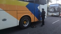 Tim Jibom dan KBR Detasemen Gegana Satbrimob Polda Kalbar saat menyisir dan melakukan pemeriksaan armada bus program Mudik Gratis Khatulistiwa 2026.