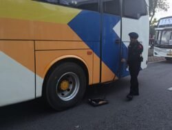 Tim Gegana Brimob Lakukan Sterilisasi Bus Mudik Gratis Khatulistiwa 2026 di Pontianak