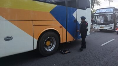 Tim Jibom dan KBR Detasemen Gegana Satbrimob Polda Kalbar saat menyisir dan melakukan pemeriksaan armada bus program Mudik Gratis Khatulistiwa 2026.