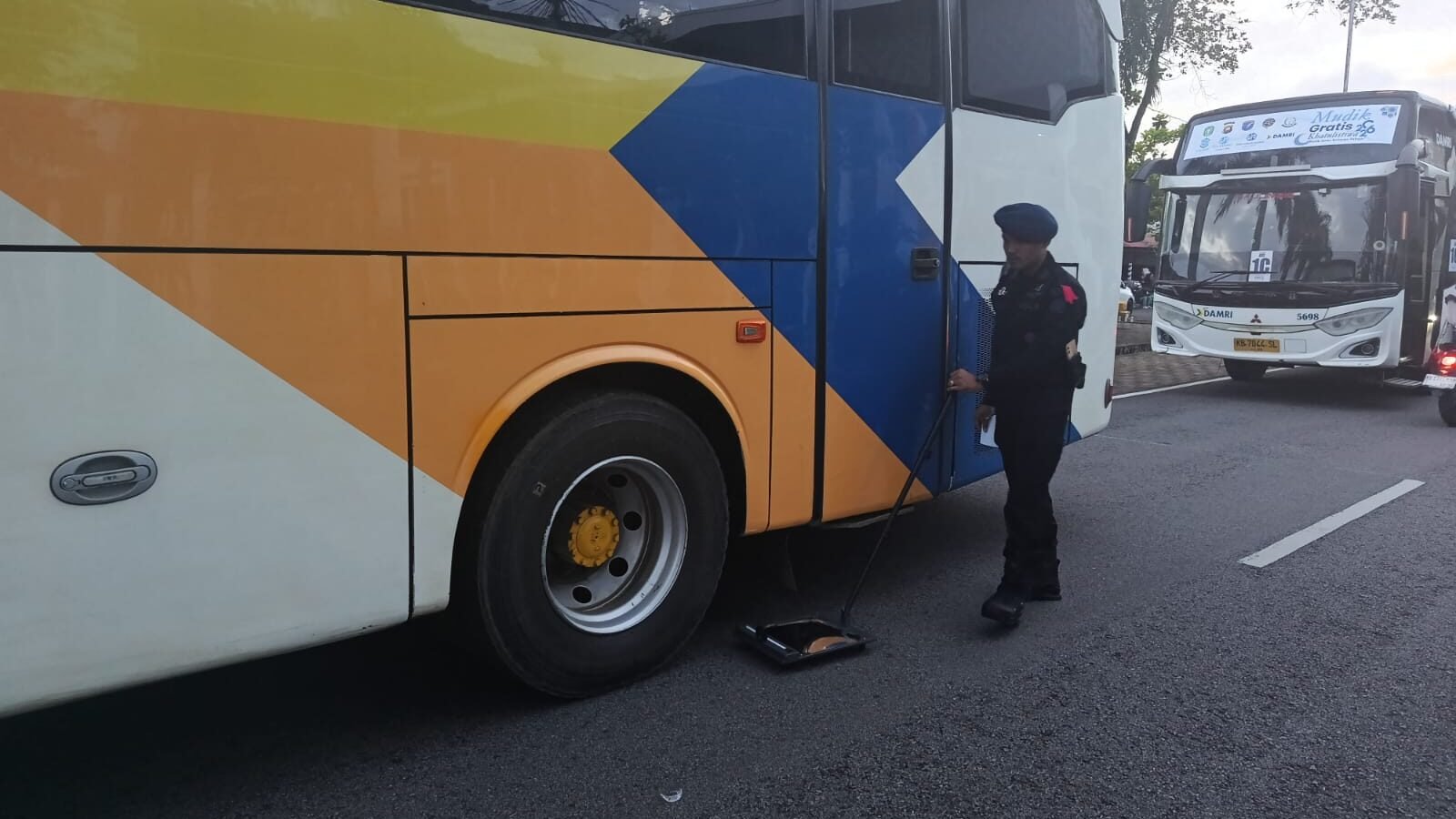 Tim Jibom dan KBR Detasemen Gegana Satbrimob Polda Kalbar saat menyisir dan melakukan pemeriksaan armada bus program Mudik Gratis Khatulistiwa 2026.