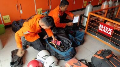 "Tim SAR gabungan lakukan pencarian Yahdi Arriansyah (20), penumpang KM Swadesi yang terjatuh di Sungai Kapuas, Kubu Raya. Simak kronologi dan upaya pencariannya."