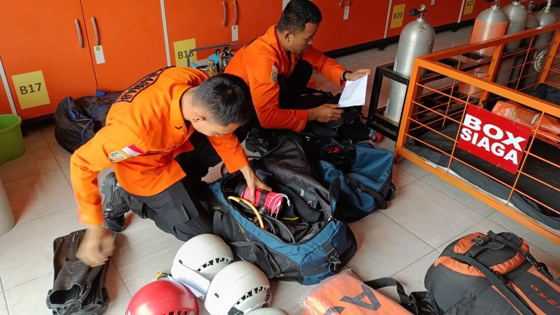 "Tim SAR gabungan lakukan pencarian Yahdi Arriansyah (20), penumpang KM Swadesi yang terjatuh di Sungai Kapuas, Kubu Raya. Simak kronologi dan upaya pencariannya."
