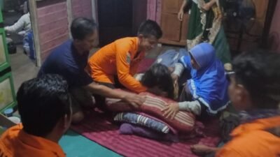 "Tim SAR gabungan temukan Beti (42), warga Kayong Utara yang hilang saat mencari sayur di kebun. Korban ditemukan selamat 243 meter dari lokasi kejadian."