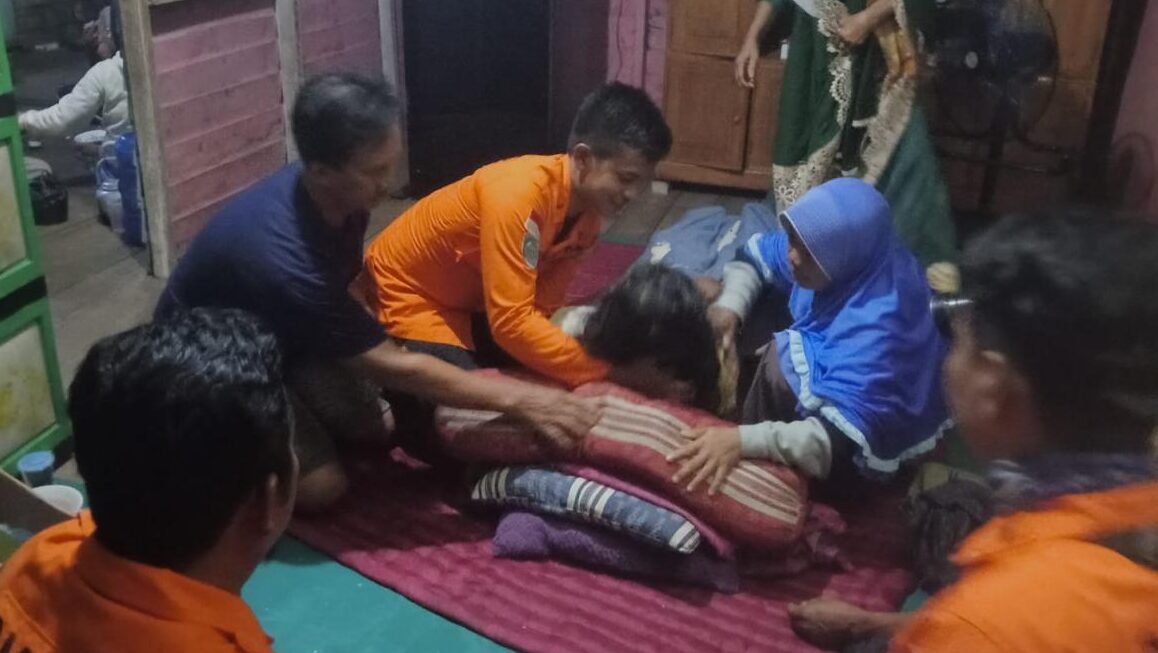 "Tim SAR gabungan temukan Beti (42), warga Kayong Utara yang hilang saat mencari sayur di kebun. Korban ditemukan selamat 243 meter dari lokasi kejadian."