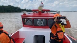 "Tim SAR Gabungan perluas radius pencarian Yan Zhe, ABK kapal MV JH 07 yang terbalik di Sungai Kapuas Sanggau. Pencarian hari kelima masih nihil."