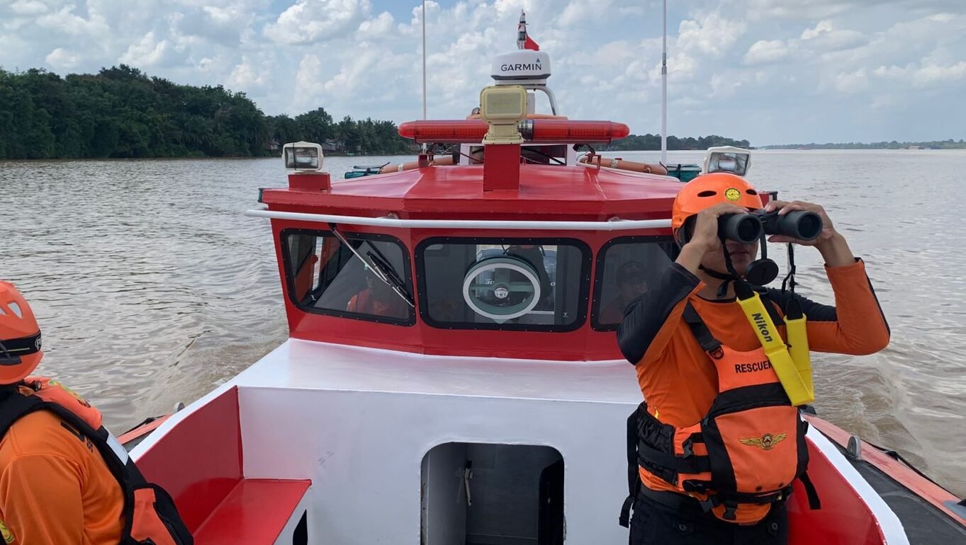 "Tim SAR Gabungan perluas radius pencarian Yan Zhe, ABK kapal MV JH 07 yang terbalik di Sungai Kapuas Sanggau. Pencarian hari kelima masih nihil."