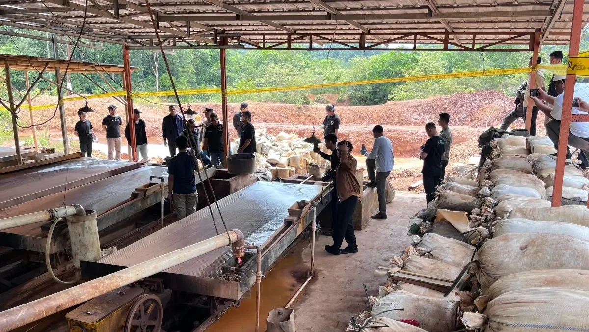 Aparat kepolisian memasang garis polisi dan menyita sejumlah barang bukti di lokasi pengolahan pasir timah ilegal di kawasan Belitung.