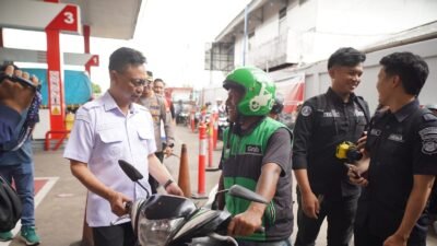 Wali Kota Pontianak Edi Rusdi Kamtono berbincang dengan pengendara ojek daring saat meninjau ketersediaan stok BBM di salah satu SPBU di Kota Pontianak. (Dok. HO/Faktakalbar.id)