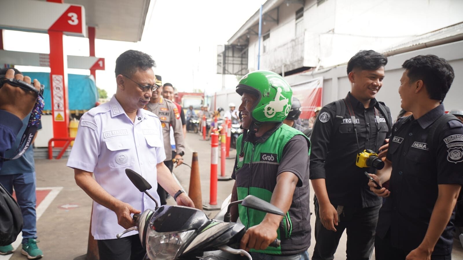 Wali Kota Pontianak Edi Rusdi Kamtono berbincang dengan pengendara ojek daring saat meninjau ketersediaan stok BBM di salah satu SPBU di Kota Pontianak. (Dok. HO/Faktakalbar.id)