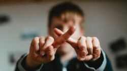 "Merasa lelah dengan kebisingan dunia? Simak 4 tips membangun ruang aman untuk diri sendiri agar kesehatan mental tetap terjaga dan energi kembali pulih."