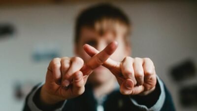 "Merasa lelah dengan kebisingan dunia? Simak 4 tips membangun ruang aman untuk diri sendiri agar kesehatan mental tetap terjaga dan energi kembali pulih."