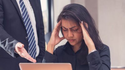 "Tetap bugar meski lembur! Simak 6 tips menjaga kesehatan di tengah jadwal kerja yang padat saat orang lain sedang liburan agar produktivitas tetap terjaga."