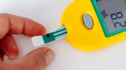 "Simak 5 tips efektif menurunkan asam urat secara alami melalui perubahan gaya hidup, mulai dari diet rendah purin hingga hidrasi yang tepat."