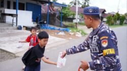 Prajurit TNI AL Kodaeral XII membagikan paket takjil kepada anak-anak dan warga di Desa Sungai Kakap, Kabupaten Kubu Raya. (Dok. HO/Faktakalbar.id)