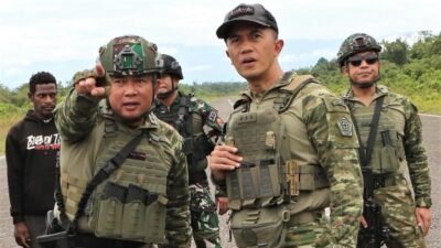 Pangkogabwilhan III Letjen TNI Bambang Trisnohadi bersama personel TNI memantau situasi keamanan di salah satu bandara perintis di wilayah Papua. (Dok. HO/Faktakalbar.id)