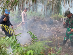 Cegah Api Merembet ke Permukiman, TNI dan Warga Sigap Padamkan Kebakaran Lahan di Selakau Timur