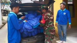 "Penyaluran program Makan Bergizi Gratis (MBG) di Kecamatan Semitau, Kapuas Hulu melibatkan personel militer dari Babinsa Koramil guna mengawal distribusi logistik."