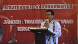 "Seni tradisi Jandeh dari sub-suku Dayak Iban di Ketungau, Sintang, didokumentasikan oleh Kementerian Kebudayaan di tengah ancaman asimilasi dan keterbatasan anggaran riset."