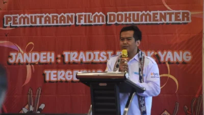 "Seni tradisi Jandeh dari sub-suku Dayak Iban di Ketungau, Sintang, didokumentasikan oleh Kementerian Kebudayaan di tengah ancaman asimilasi dan keterbatasan anggaran riset."
