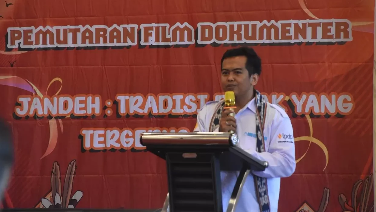 "Seni tradisi Jandeh dari sub-suku Dayak Iban di Ketungau, Sintang, didokumentasikan oleh Kementerian Kebudayaan di tengah ancaman asimilasi dan keterbatasan anggaran riset."