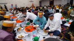 Masyarakat Bugis di Pontianak duduk bersila menikmati hidangan khas dalam tradisi Tudang Manre Sipulung di bulan Ramadan. (Dok. HO/Faktakalbar.id)