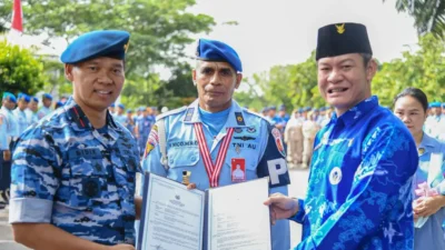 Komandan Lanud Supadio Sidik Setiyono menyerahkan piagam penghargaan kepada Letda POM Vicente Nicolau dalam tradisi purna tugas. (Dok. HO/Faktakalbar.id)