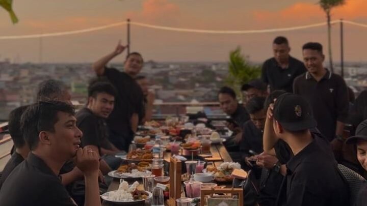 "Transera Hotel Pontianak hadirkan paket Halal Bihalal Idulfitri 1447 H mulai Rp 100 ribu. Tersedia menu khas lebaran di Terasky Rooftop dan Khatulistiwa Ballroom."