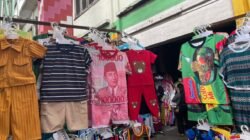 "Motif baju Indomie dan uang kertas jadi tren unik Lebaran 2026 di Pasar Tengah Pontianak. Harga terjangkau mulai 35 ribu untuk anak usia 2-11 tahun."