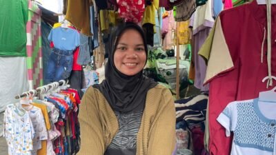 "Gaya busana Skena dengan potongan longgar jadi tren baju lebaran 2026 di Pasar Tengah Pontianak. Simak harga dan pengaruh belanja online terhadap pedagang lokal."