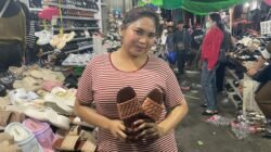 "Sandal serba Rp35.000 jadi buruan warga di Pasar Tengah Pontianak jelang Lebaran 2026. Simak penuturan pedagang mengenai tren belanja alas kaki keluarga. "