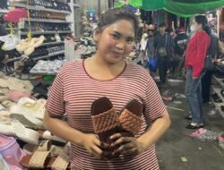 Serba Rp35 Ribu, Sandal Lebaran di Pasar Tengah Pontianak Jadi Rebutan Warga