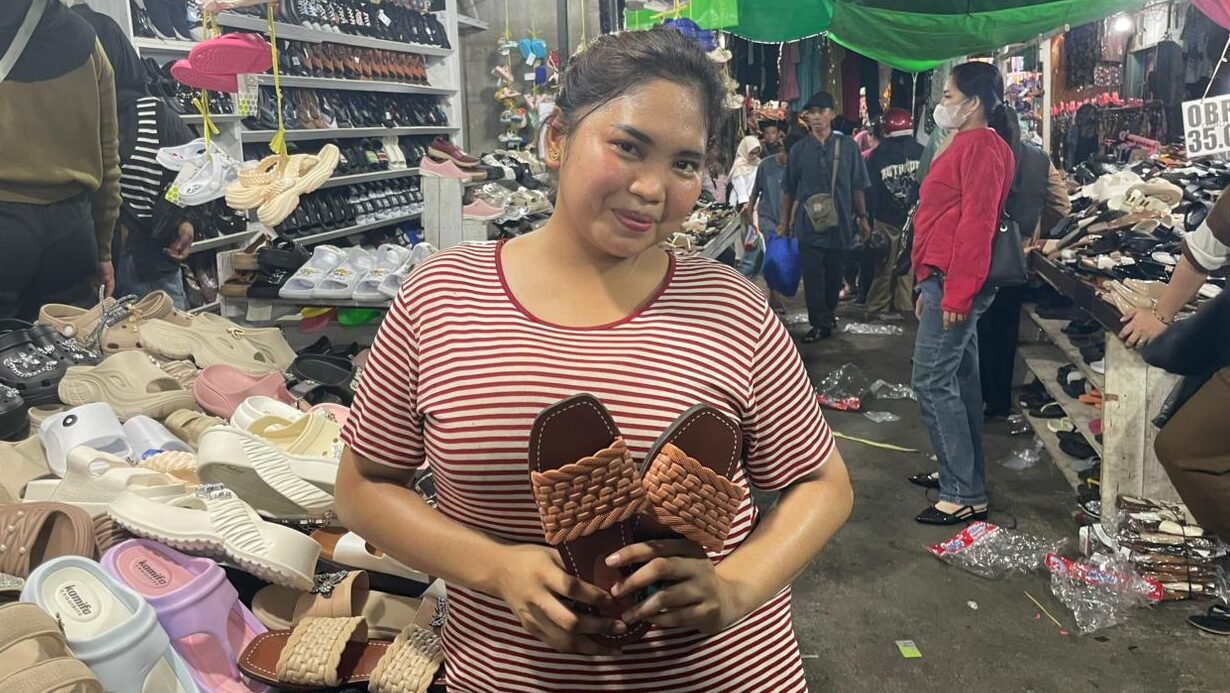 "Sandal serba Rp35.000 jadi buruan warga di Pasar Tengah Pontianak jelang Lebaran 2026. Simak penuturan pedagang mengenai tren belanja alas kaki keluarga. "