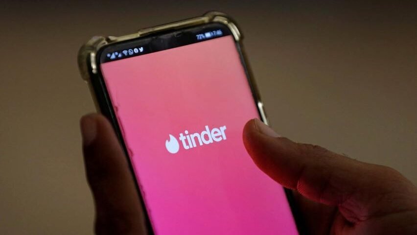 "Lelah dengan LinkedIn? Simak tren anak muda gunakan Tinder dan Bumble untuk cari lowongan kerja. Efektif atau justru berisiko melanggar kebijakan platform?"