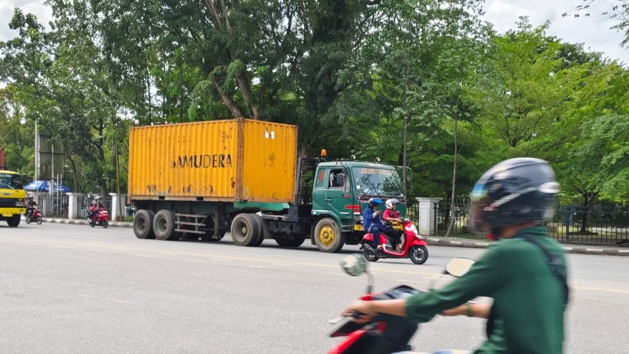 Kendaraan truk kontainer melintas di jalan raya Kota Pontianak yang akan dibatasi operasionalnya menjelang Lebaran. (Dok. HO/Faktakalbar.id)