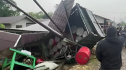 Sebuah truk pengangkut drum bekas bio solar menabrak tiang PLN dan rumah warga di Kapuas Hulu, Kalbar. Warga menduga truk kerap menyuplai BBM ilegal untuk PETI. (Dok: HO/Faktakalbar.id)