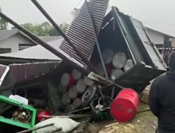 Truk Muat Drum Bekas Bio Solar Tabrak Tiang PLN dan Rumah Warga di Kapuas Hulu
