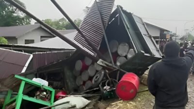 Sebuah truk pengangkut drum bekas bio solar menabrak tiang PLN dan rumah warga di Kapuas Hulu, Kalbar. Warga menduga truk kerap menyuplai BBM ilegal untuk PETI. (Dok: HO/Faktakalbar.id)
