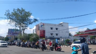 "Krisis kepercayaan atau trust issue picu antrean BBM hingga 3 KM di Pontianak jelang Idulfitri 1447 H. Simak kesaksian warga dan tanggapan Pertamina serta Wali Kota."