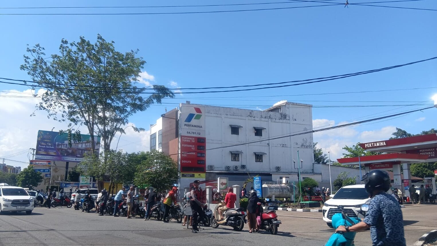 "Krisis kepercayaan atau trust issue picu antrean BBM hingga 3 KM di Pontianak jelang Idulfitri 1447 H. Simak kesaksian warga dan tanggapan Pertamina serta Wali Kota."