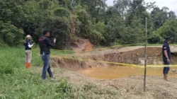 "Tim Inafis Polres Kapuas Hulu menggelar olah TKP di lokasi longsor tambang emas ilegal Desa Bugang guna menyelidiki penyebab tewasnya tujuh warga. "