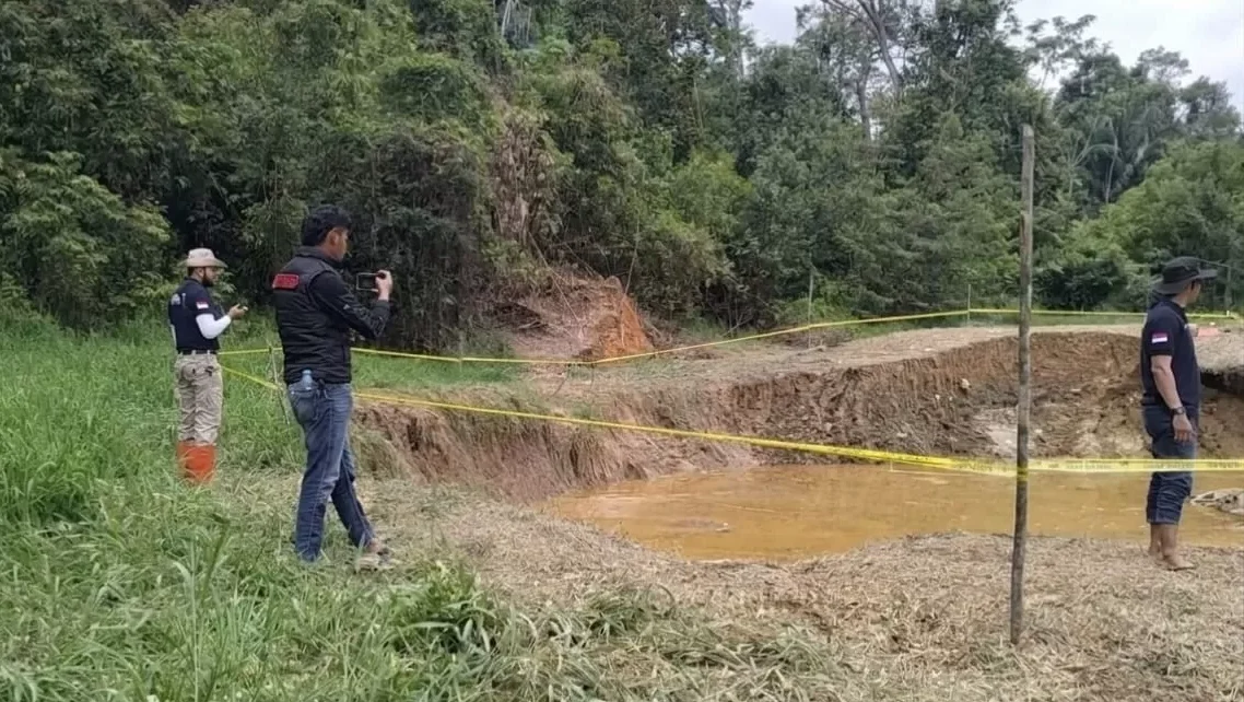 "Tim Inafis Polres Kapuas Hulu menggelar olah TKP di lokasi longsor tambang emas ilegal Desa Bugang guna menyelidiki penyebab tewasnya tujuh warga. "