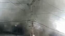 Update kebakaran Pasar Sosok, Sanggau: Sebanyak 7 unit rumah warga di permukiman padat hangus terbakar. Lima armada pemadam dikerahkan ke lokasi sore ini."