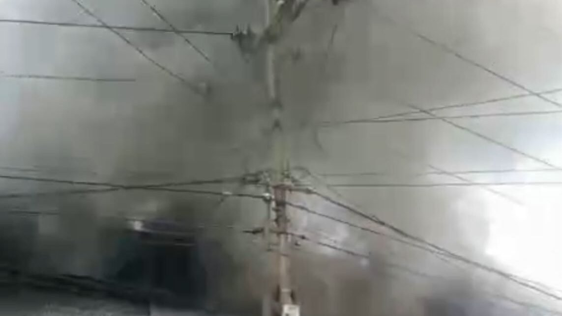 Update kebakaran Pasar Sosok, Sanggau: Sebanyak 7 unit rumah warga di permukiman padat hangus terbakar. Lima armada pemadam dikerahkan ke lokasi sore ini."