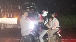 Petugas kepolisian dari Sub Sektor Pinoh Selatan saat bersiaga dan mengatur arus lalu lintas di ruas jalan yang licin akibat tumpahan bahan bakar solar.