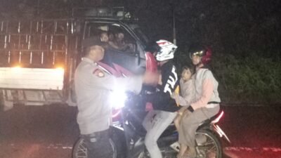 Petugas kepolisian dari Sub Sektor Pinoh Selatan saat bersiaga dan mengatur arus lalu lintas di ruas jalan yang licin akibat tumpahan bahan bakar solar.