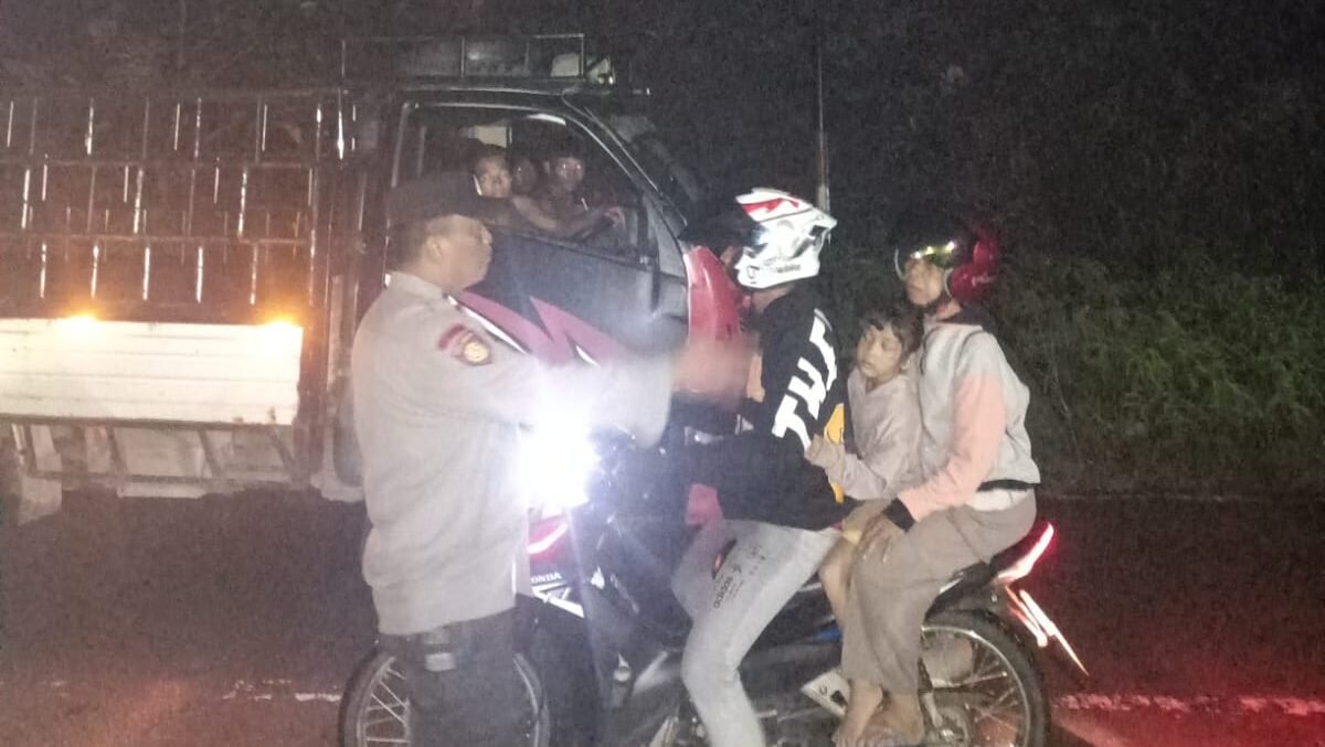 Petugas kepolisian dari Sub Sektor Pinoh Selatan saat bersiaga dan mengatur arus lalu lintas di ruas jalan yang licin akibat tumpahan bahan bakar solar.